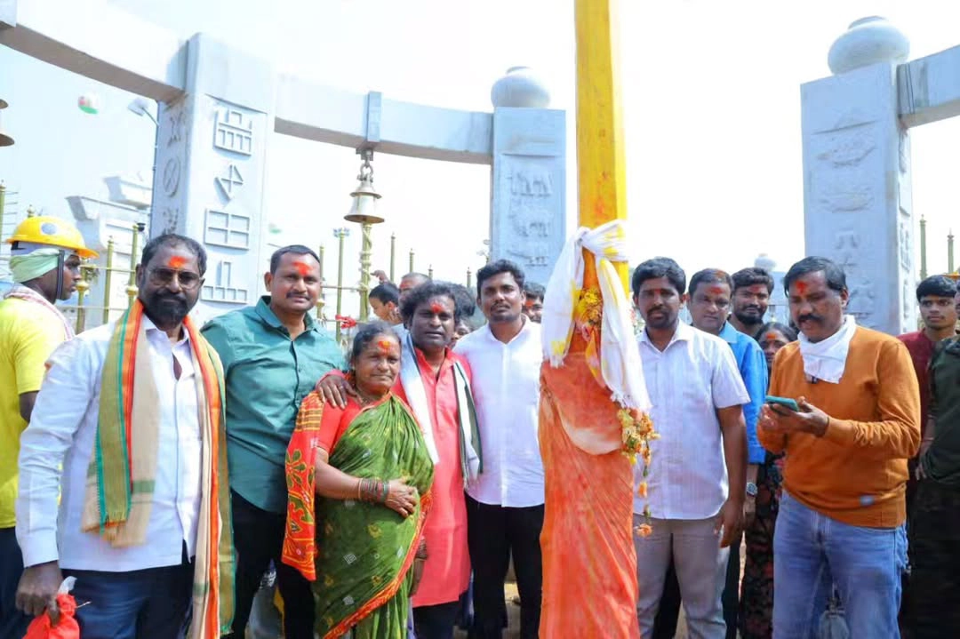 Jabardasth Racha Ravi Visits Medaram Sammakka Saralamma Jathara with Family