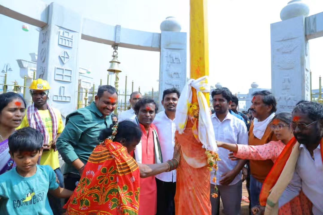 Jabardasth Racha Ravi Visits Medaram Sammakka Saralamma Jathara with Family