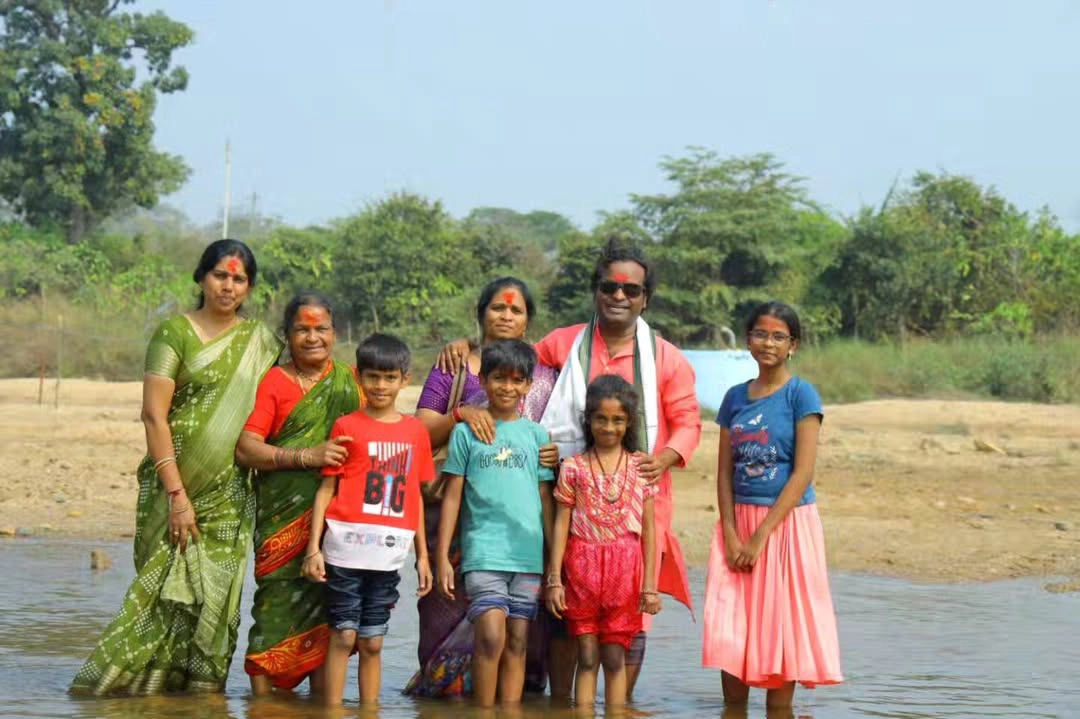 Jabardasth Racha Ravi Visits Medaram Sammakka Saralamma Jathara with Family