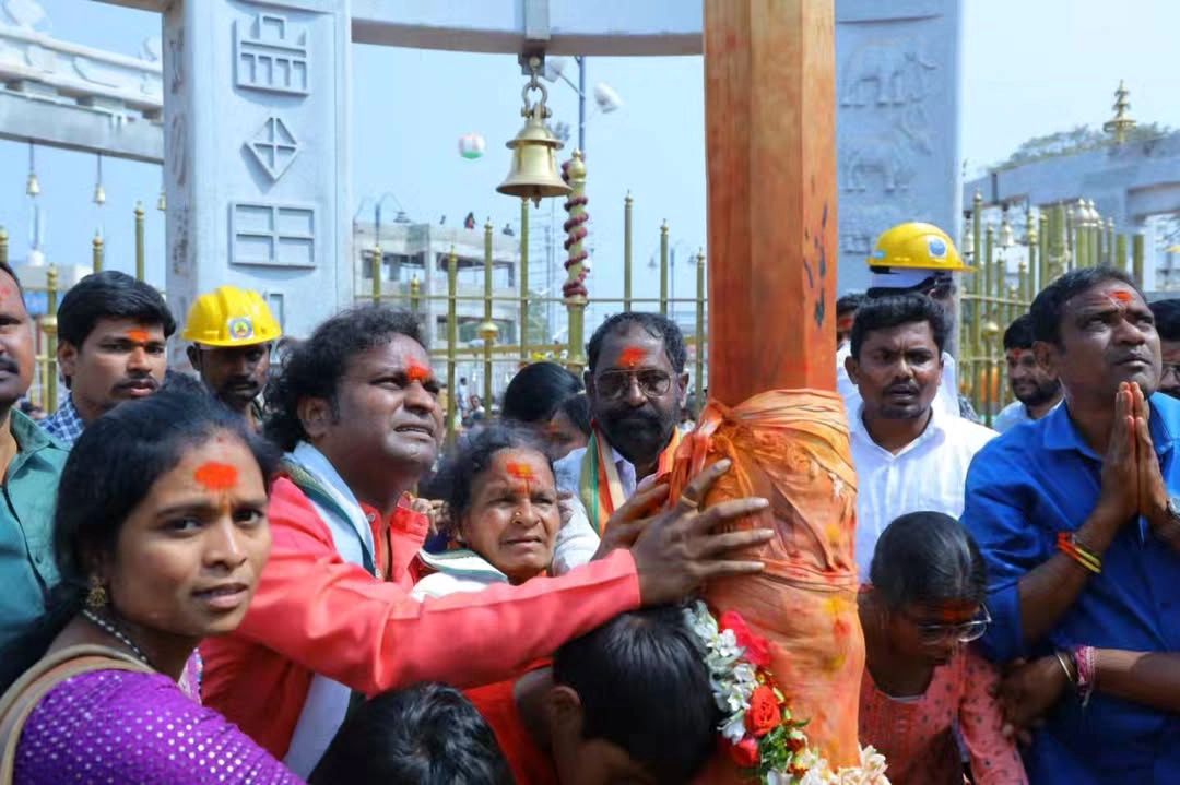 Jabardasth Racha Ravi Visits Medaram Sammakka Saralamma Jathara with Family