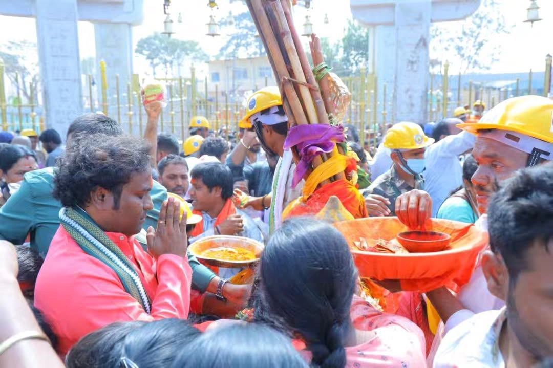 Jabardasth Racha Ravi Visits Medaram Sammakka Saralamma Jathara with Family