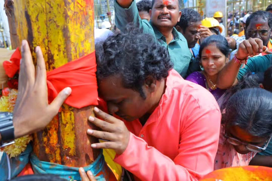 Jabardasth Racha Ravi Visits Medaram Sammakka Saralamma Jathara with Family