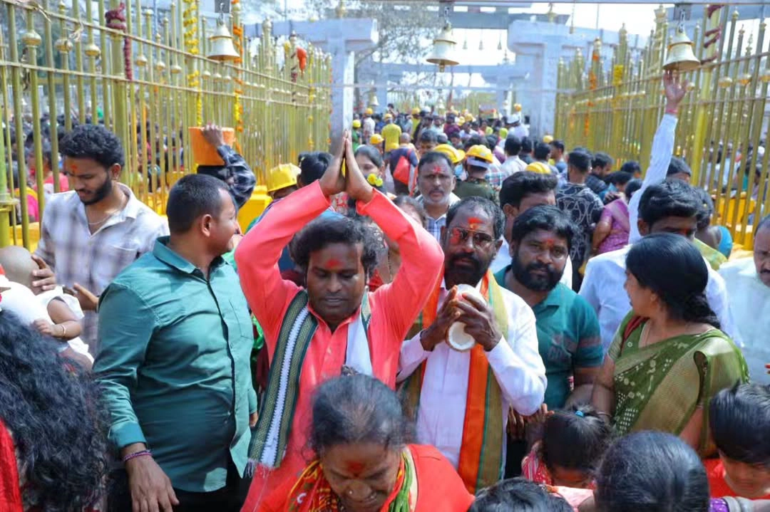 Jabardasth Racha Ravi Visits Medaram Sammakka Saralamma Jathara with Family