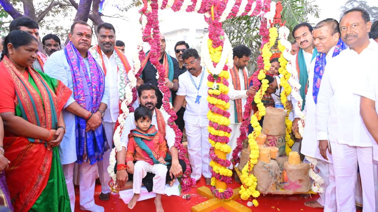 మేడారం వనదేవతలకు మొక్కులు సమర్పించుకున్న రేవంత్ రెడ్డి.. ఫొటోలు చూశారా?