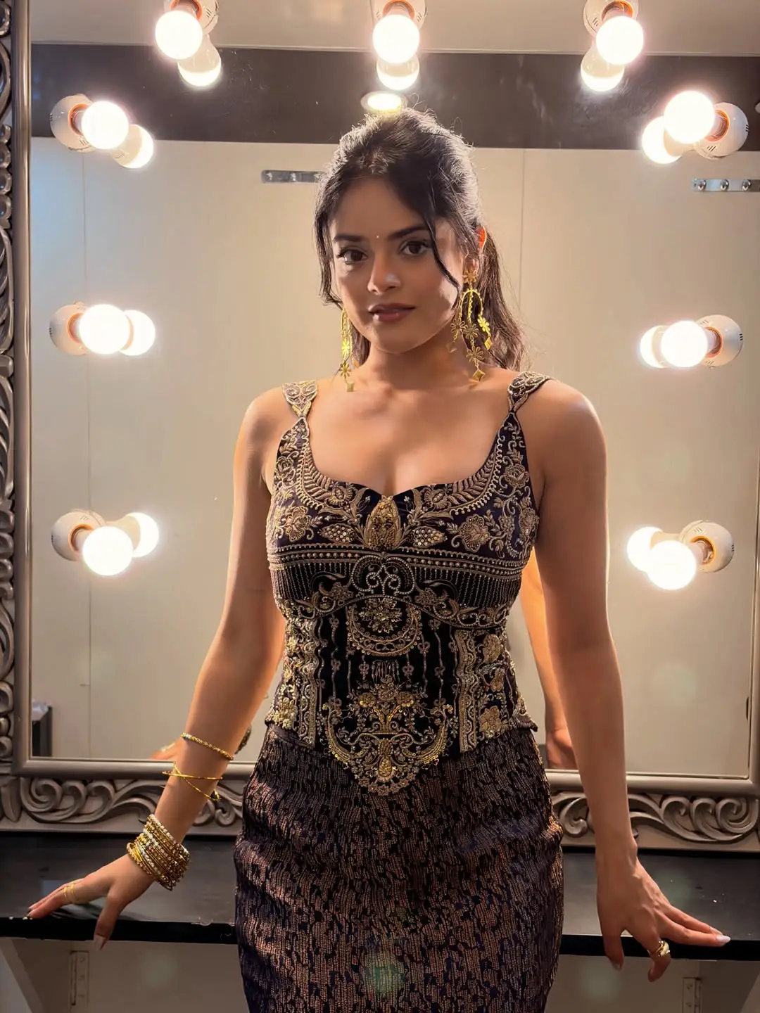 Riddhi Kumar latest glamour photos (1)