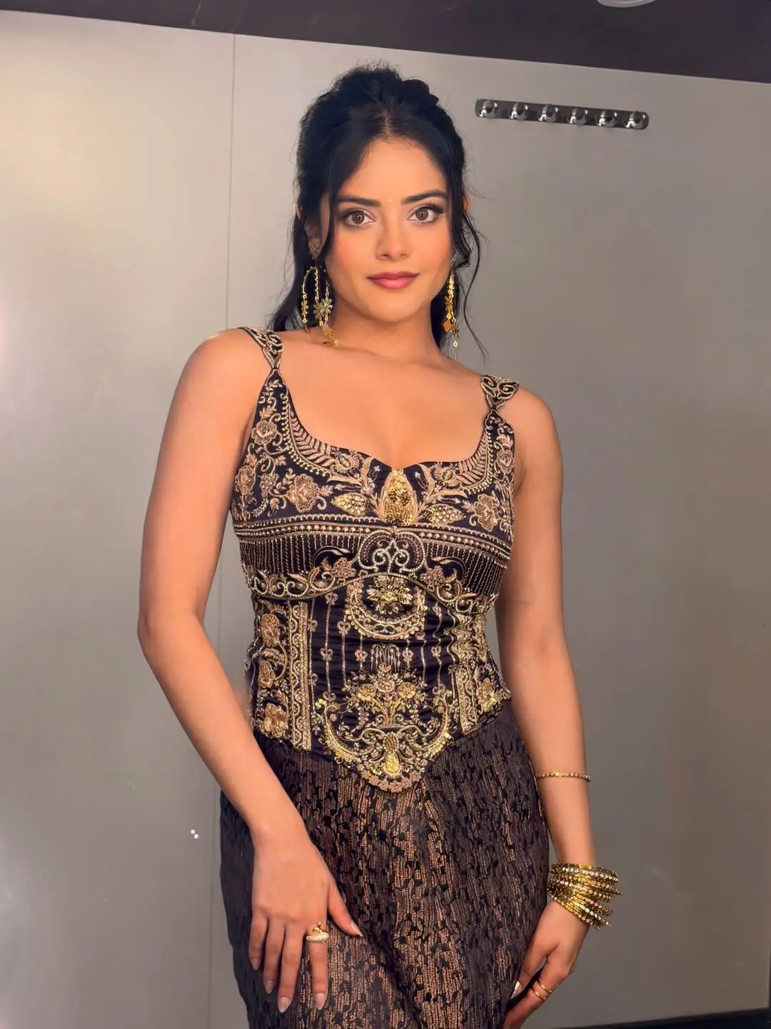 Riddhi Kumar latest glamour photos (1)