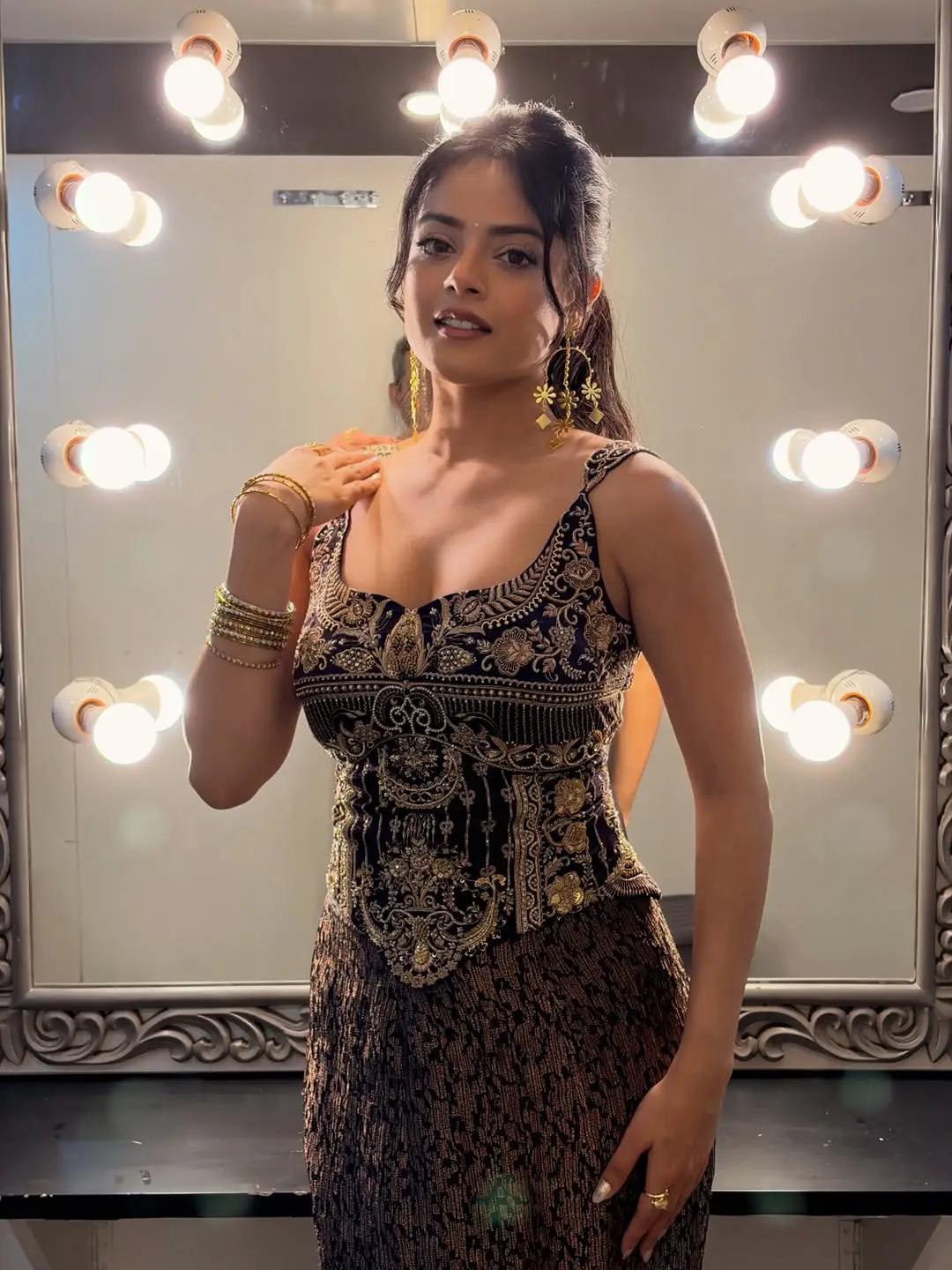 Riddhi Kumar latest glamour photos (1)