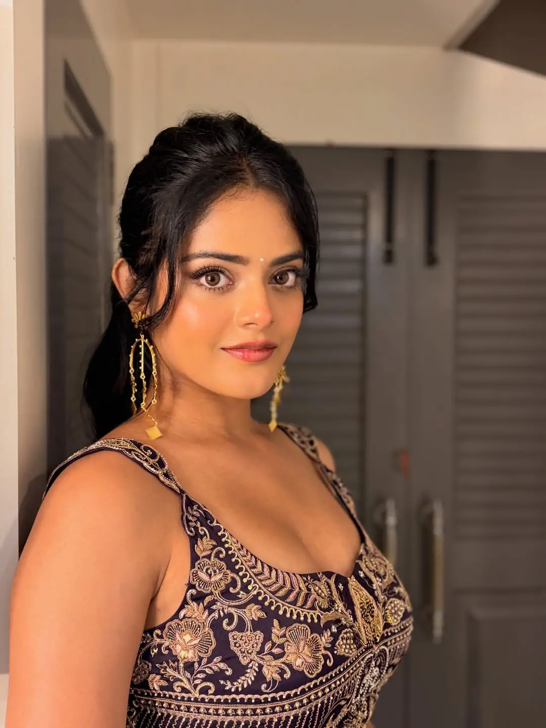 Riddhi Kumar latest glamour photos (1)