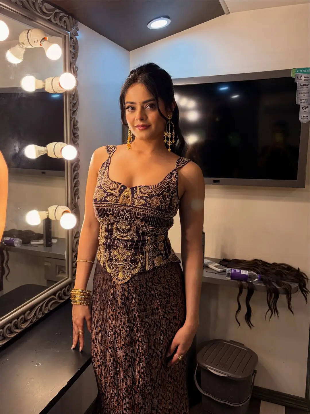 Riddhi Kumar latest glamour photos (1)