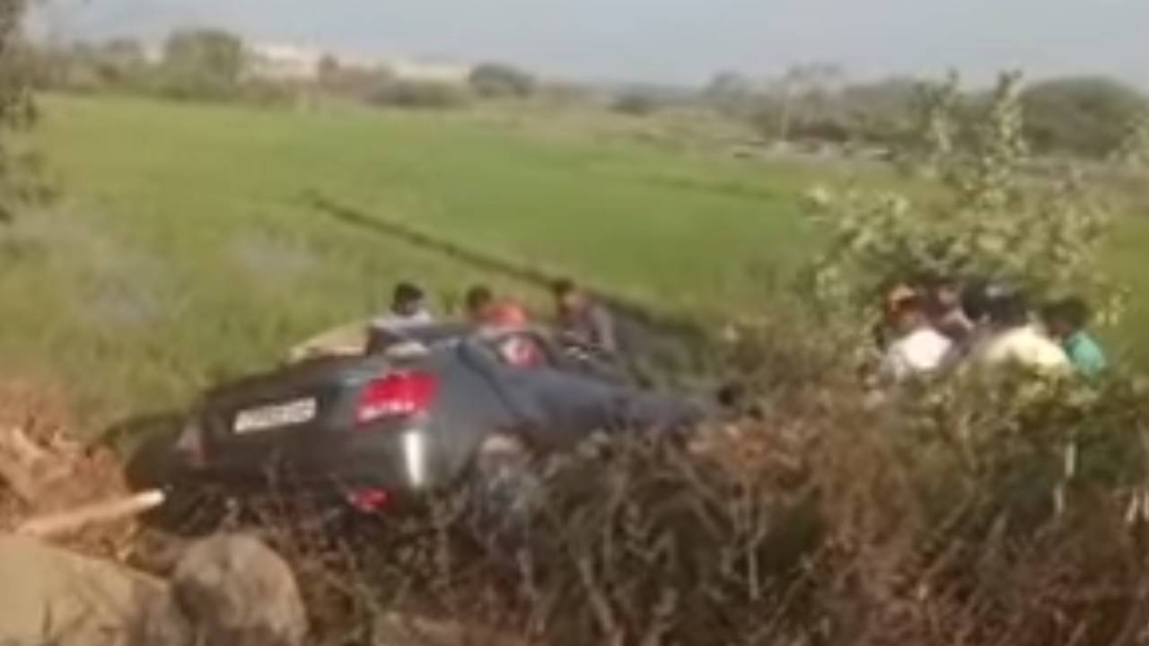 Suryapet District : సూర్యాపేట జిల్లాలో రోడ్డు ప్రమాదం.. ఇద్దరు ఉపాధ్యాయులు మృతి.. మరో ఇద్దరికి గాయాలు