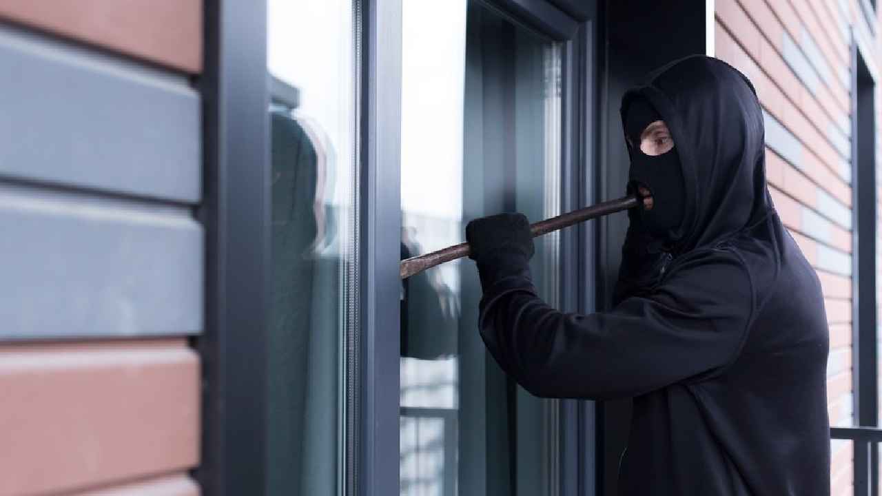 Bengaluru Robbery: పని మనుషుల భారీ చోరీ.. ఏకంగా రూ. 18 కోట్లు దోచుకెళ్లారు