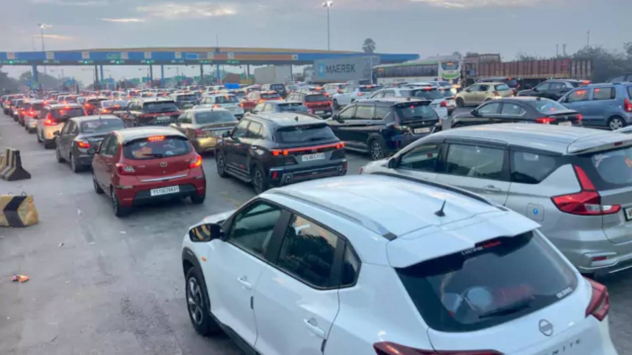 Sankranti Rush : సంక్రాంతి ఎఫెక్ట్.. ఈ ప్రాంతాల్లో భారీగా ట్రాఫిక్ జామ్.. తెల్లవారుజాము నుంచి ఎక్కడికక్కడ నిలిచిపోయిన వాహనాలు ..