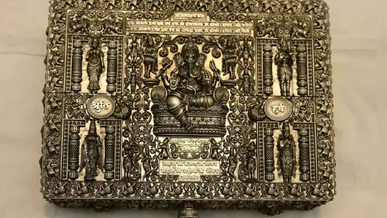 Silver Wedding Card: వారెవ్వా.. 3కిలోల వెండి, 25లక్షల ఖర్చుతో వెడ్డింగ్ కార్డ్..