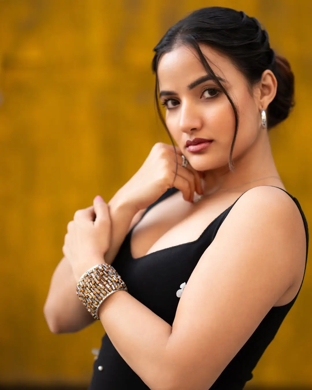 Siri Hanumanth latest glamour photos (1)