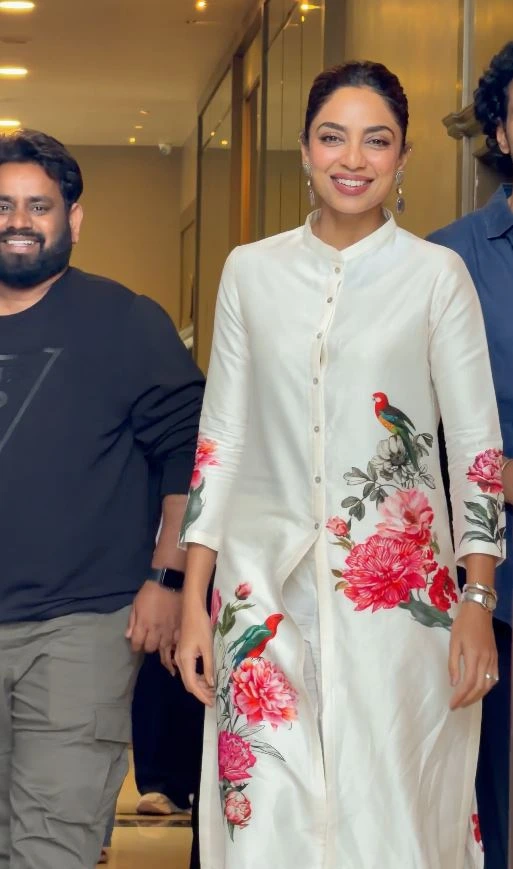 Sobhita Dhulipala Simple Looks in Cheekatilo Movie Promotions