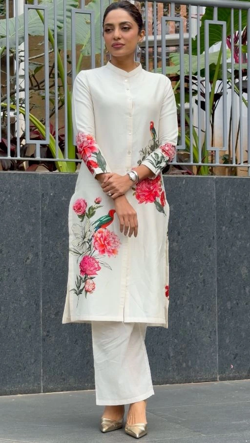 Sobhita Dhulipala Simple Looks in Cheekatilo Movie Promotions