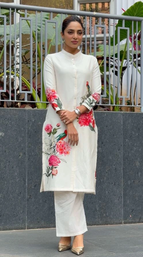 Sobhita Dhulipala Simple Looks in Cheekatilo Movie Promotions