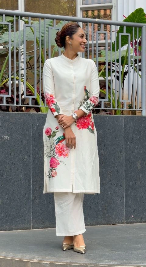 Sobhita Dhulipala Simple Looks in Cheekatilo Movie Promotions