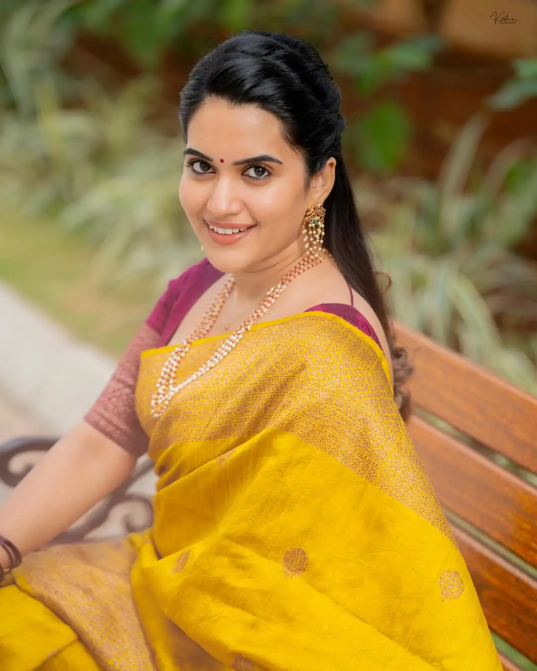 Sravanthi Chokkarapu Sankranthi special photos in a silk saree. (1)