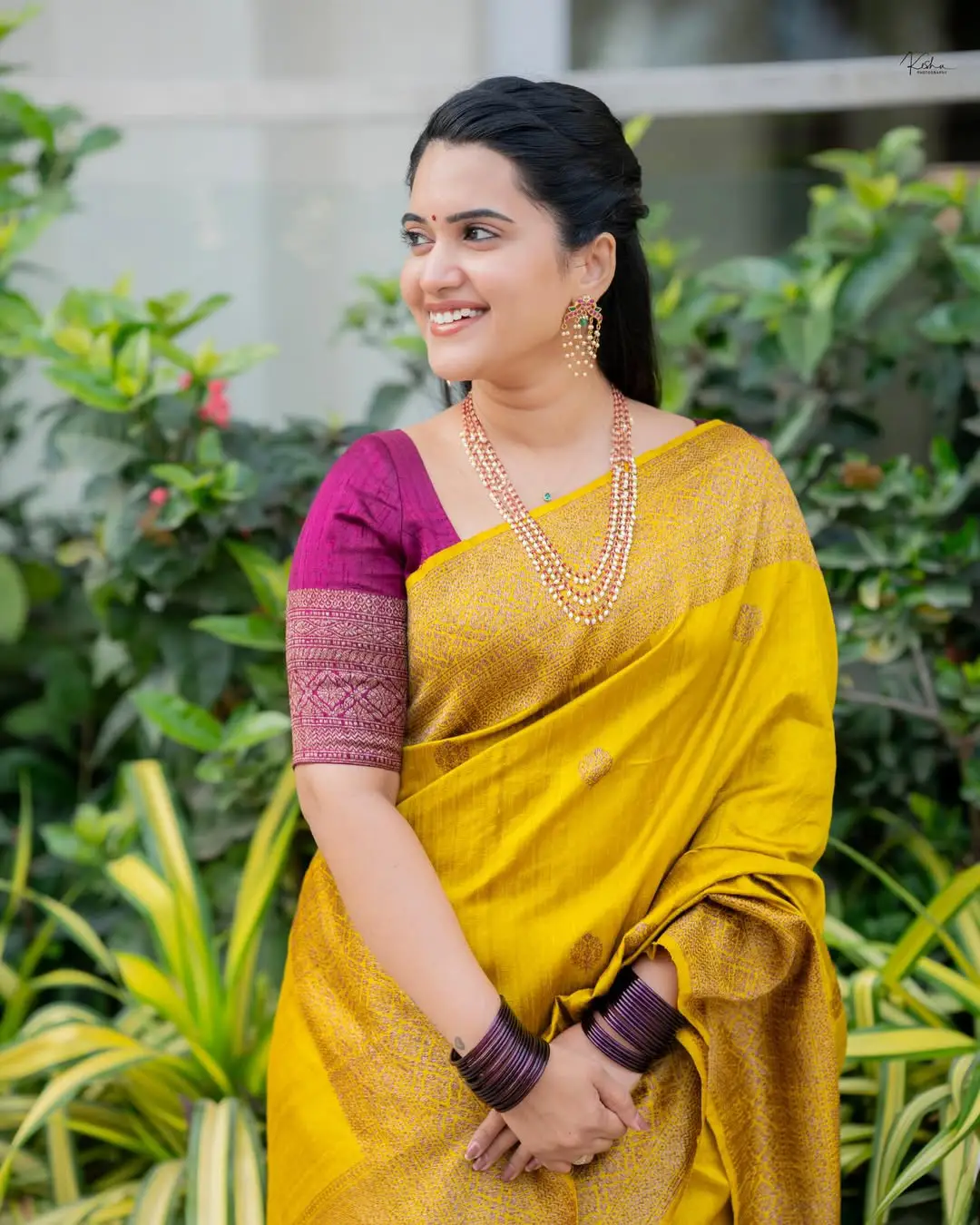 Sravanthi Chokkarapu Sankranthi special photos in a silk saree. (1)