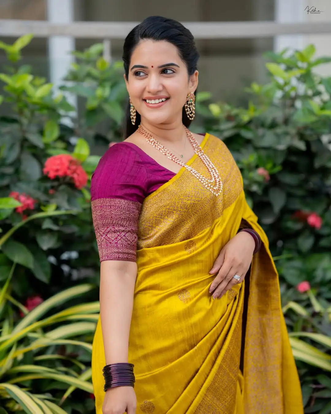 Sravanthi Chokkarapu Sankranthi special photos in a silk saree. (1)