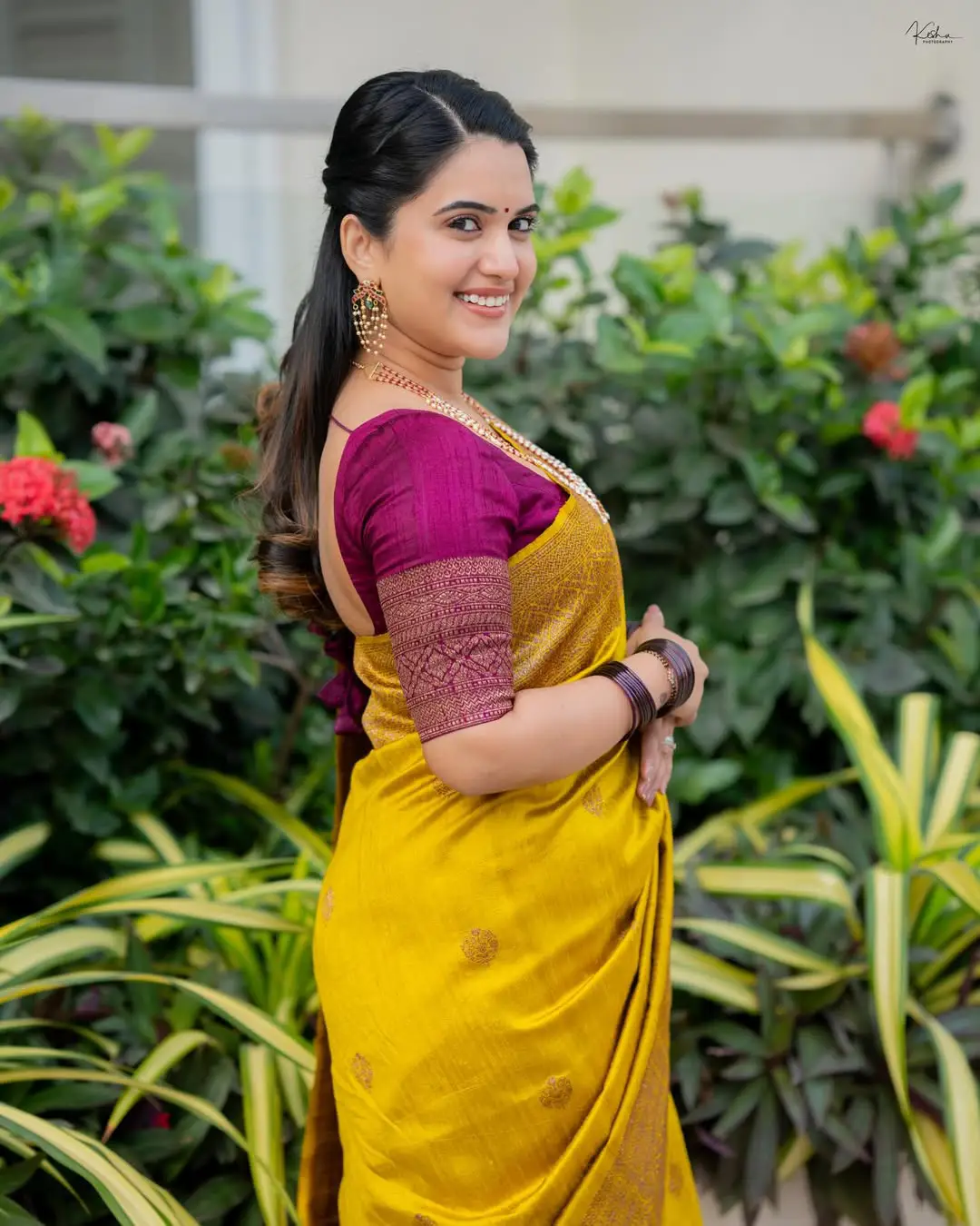 Sravanthi Chokkarapu Sankranthi special photos in a silk saree. (1)
