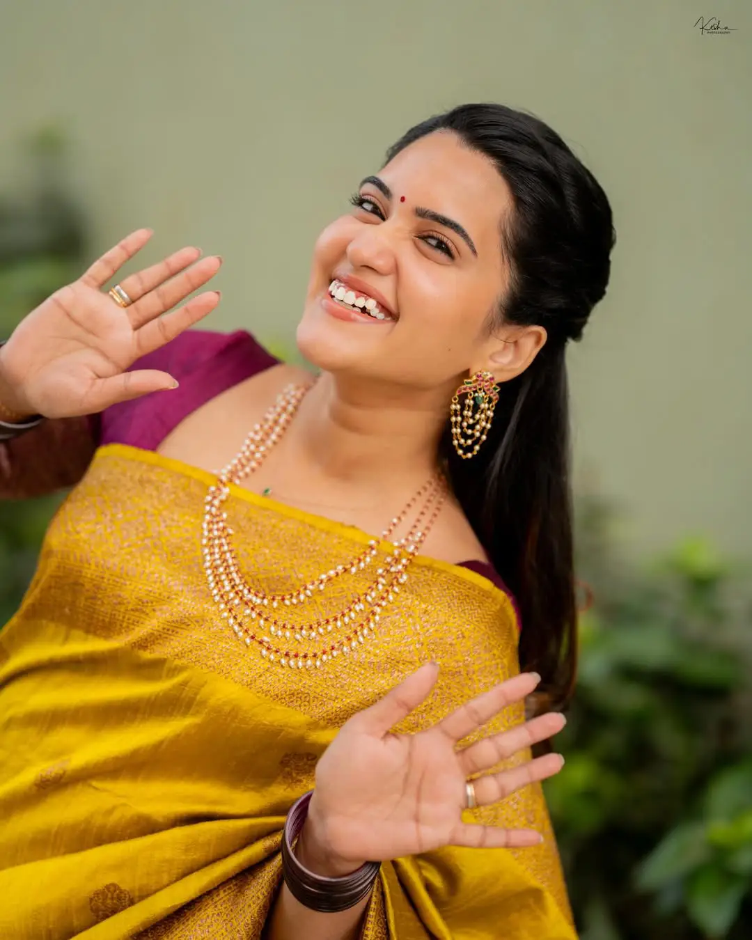 Sravanthi Chokkarapu Sankranthi special photos in a silk saree. (1)