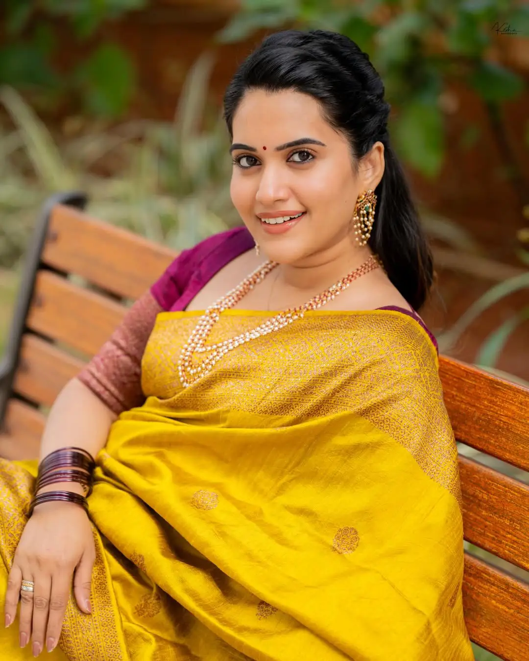 Sravanthi Chokkarapu Sankranthi special photos in a silk saree. (1)