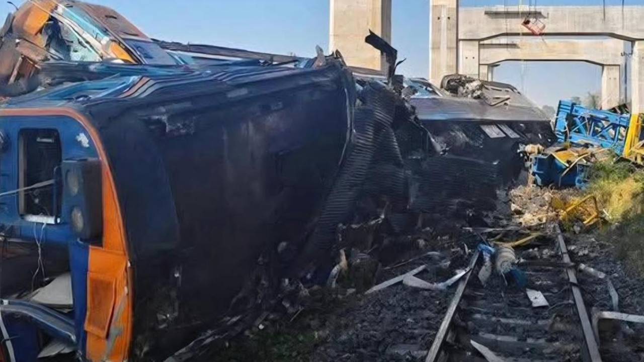 Thailand : ఘోర ప్రమాదం.. కదులుతున్న రైలుపై జారిపడిన క్రేన్.. 22మంది మృతి