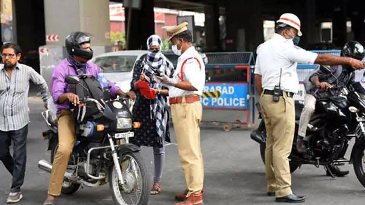 Traffic Challan : వాహనదారులు జాగ్రత్త..! ట్రాఫిక్‌ చలాన్లపై భారీ‌షాక్‌.. బ్యాంక్‌ అకౌంట్‌ నుంచి డబ్బులు కట్..!