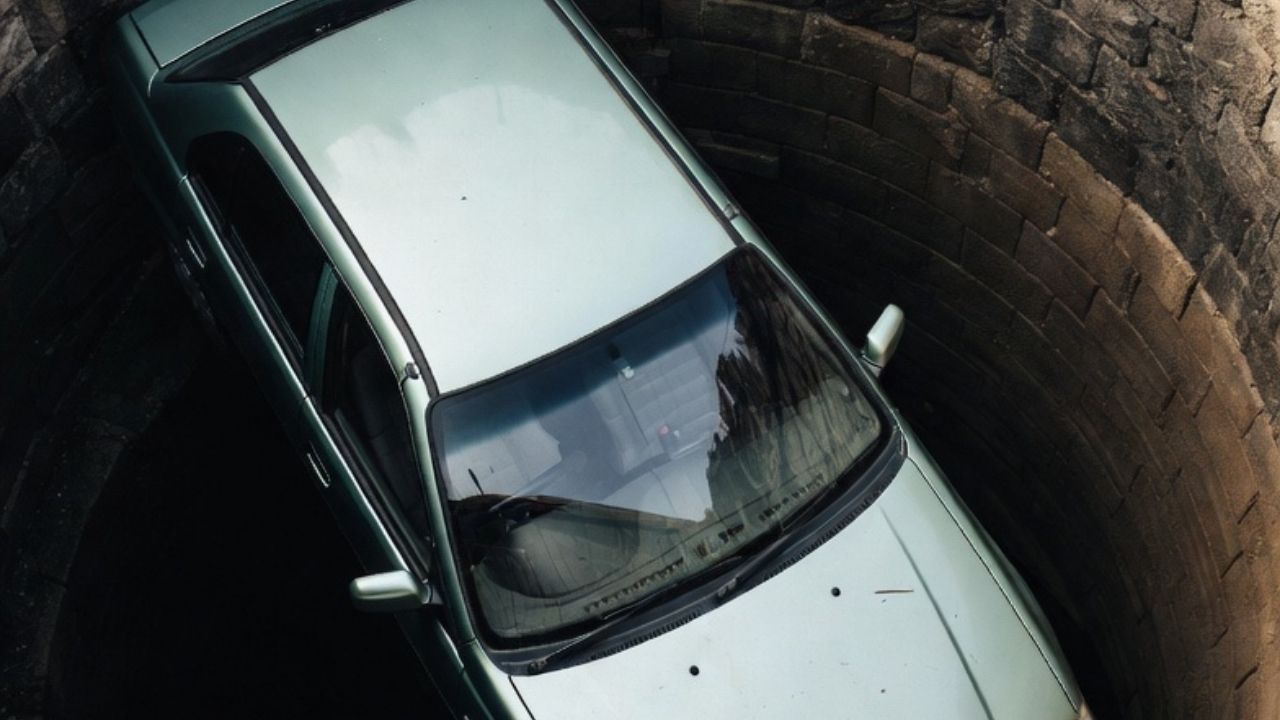 Manakondur: బావిలో కారు.. అందులో మృతదేహం.. ఏం జరిగింది?