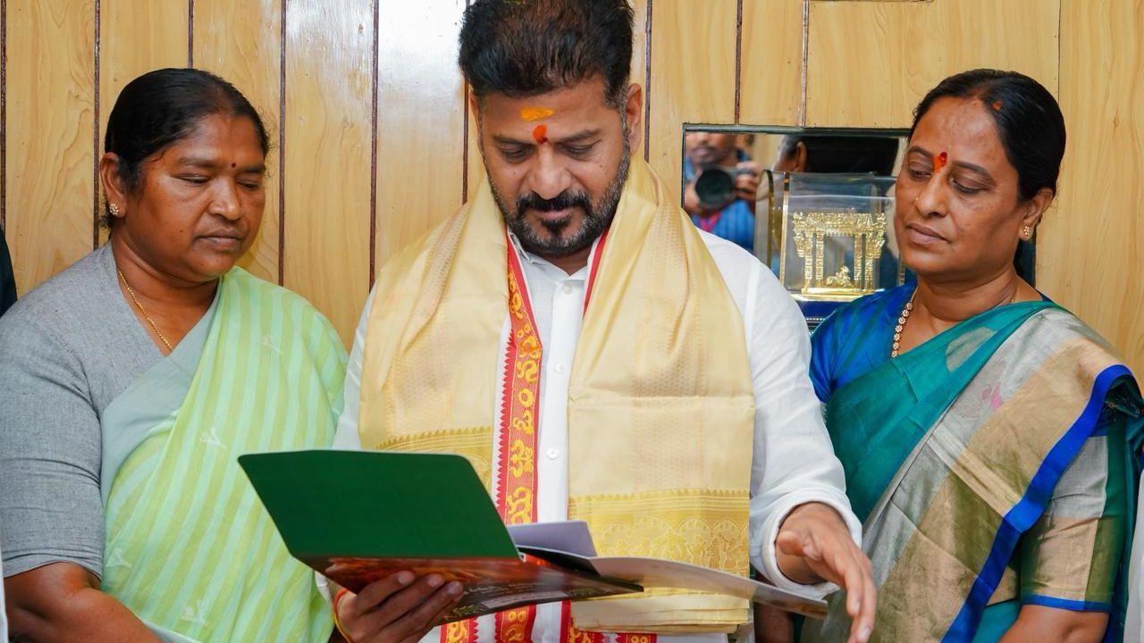 Medaram Jatara: మేడారం జాతరకు రావాలని రేవంత్‌ రెడ్డికి మంత్రుల ఆహ్వానం.. “మహా జాతర” పోస్టర్‌ ఆవిష్కరణ