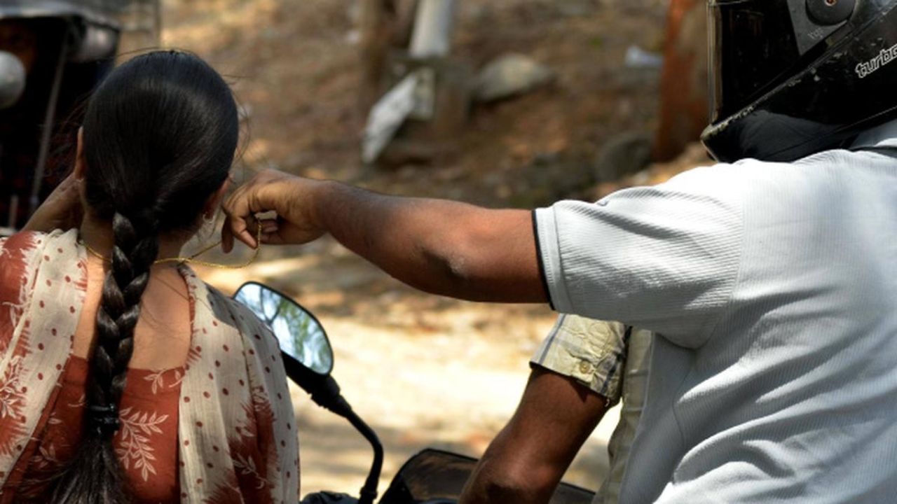 పెరిగిన బంగారం ధరలు.. రెచ్చిపోతున్న చైన్‌ స్నాచర్లు.. ఎదురు తిరిగితే చంపి మరీ..