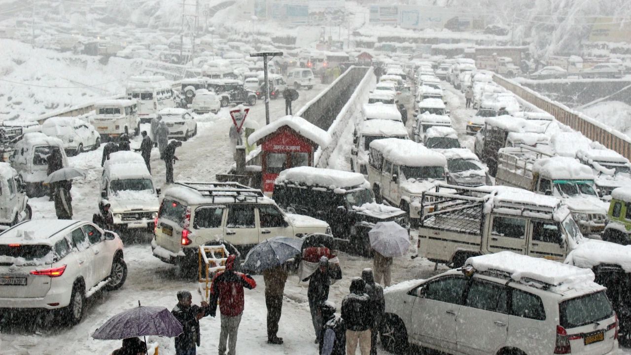 కశ్మీర్, శ్రీనగర్, ఉత్తరకాశి, మనాలిని కప్పేసిన మంచు.. అబ్బురపరుస్తున్న ఫొటోలు