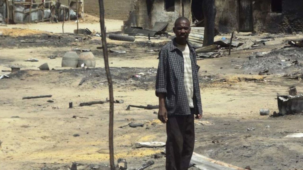 బైక్‌లపై తుపాకులతో వచ్చి విచ్చలవిడిగా కాల్పులు.. 30 మంది మృతి, పలువురి అపహరణ