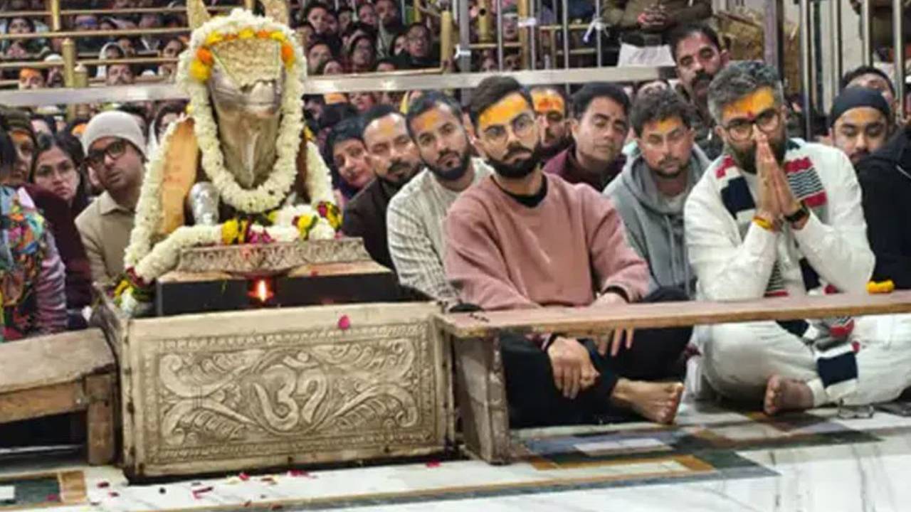 Mahakaleshwar Temple : మహాకాళేశ్వరుడిని దర్శించుకున్న విరాట్ కోహ్లీ, ఇతర టీమిండియా క్రికెటర్లు.. వీడియో వైరల్