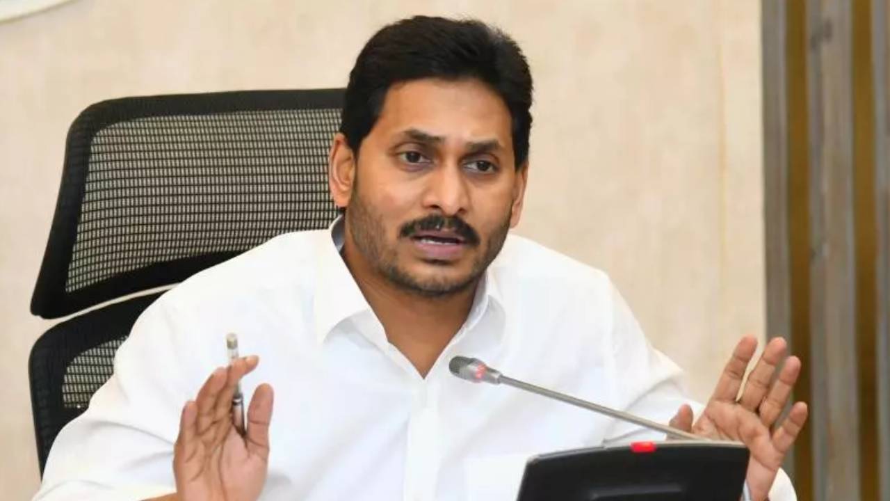 Ys Jagan : రెడ్ బుక్ రాజ్యాంగంలో దారుణాలకు పిన్నెల్లి గ్రామ పరిస్థితి ఉదాహరణ.. కోర్టులను, మానవ హక్కుల సంఘాలను ఆశ్రయిస్తాం