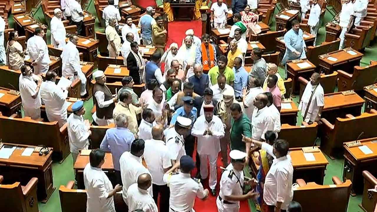 karnataka : కర్ణాటక అసెంబ్లీ సమావేశాల్లో హైడ్రామా.. రెండు లైన్లు చదివి గవర్నర్‌ వాకౌట్‌.. అడ్డుకునేందుకు ప్రయత్నించిన కాంగ్రెస్ సభ్యులు..