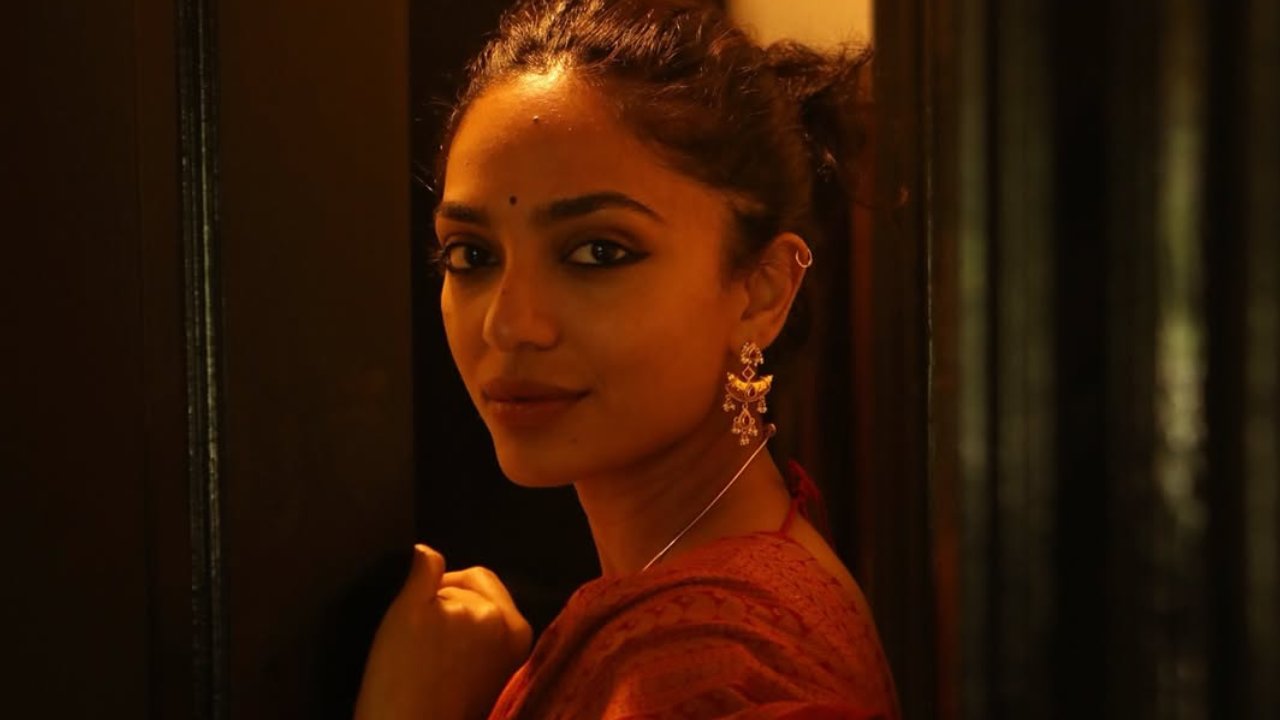 Sobhita Dhulipala : తెలుగు వాళ్లకు నేను బాగా కనెక్ట్ అవ్వాలి అనుకుంటున్నా.. శోభిత ధూళిపాళ కామెంట్స్..