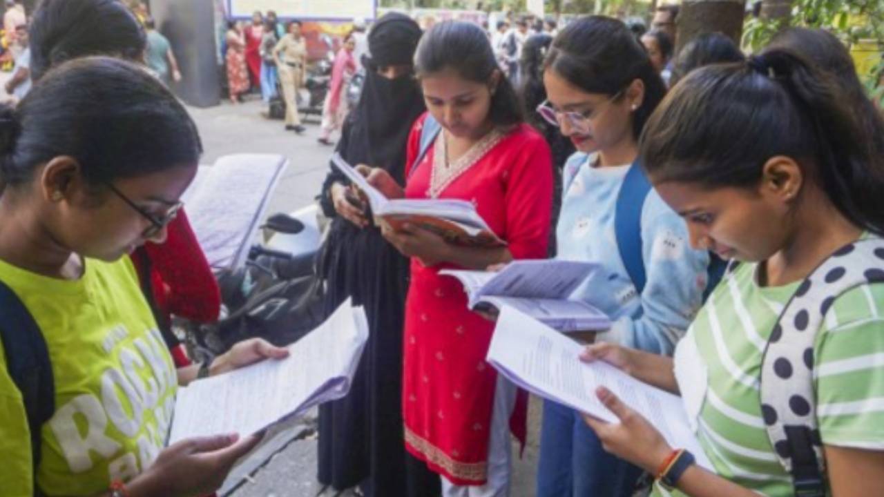 AP Govt : ఏపీలోని నిరుద్యోగులకు ఎగిరిగంతేసే న్యూస్.. మరో డీఎస్సీకి సిద్ధమైన సర్కార్.. ఈసారి ఎన్ని పోస్టులంటే?