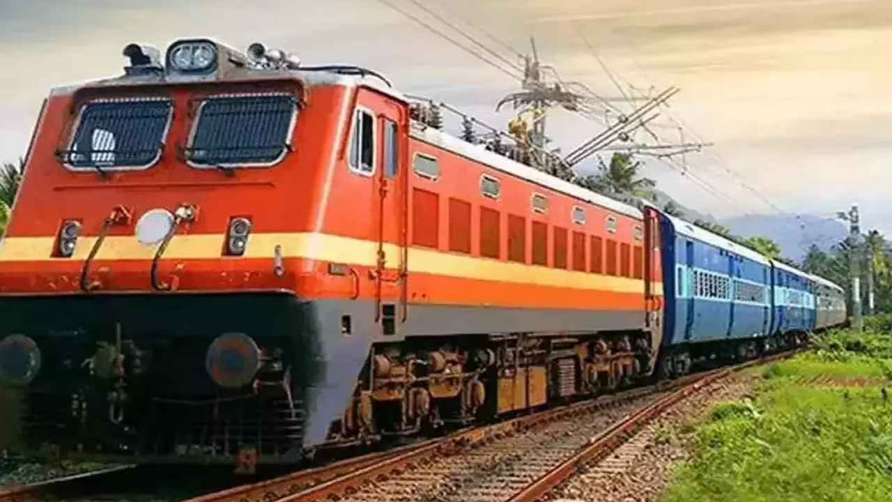 Ahmedabad Gorakhpur Express: కదులుతున్న రైల్లో యువతిపై అత్యాచారం..! సీటు ఇప్పిస్తానని టీటీఈ దురాగతం