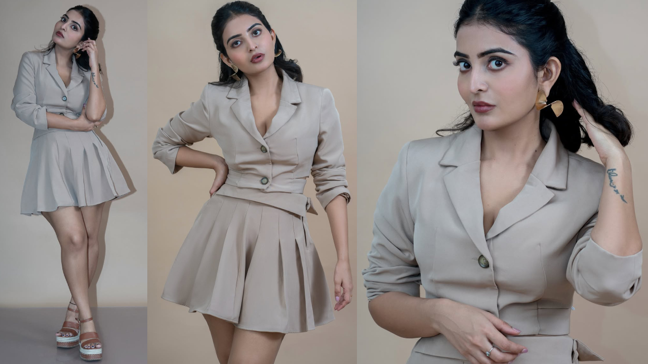 Ananya Nagalla: షార్ట్ స్కర్ట్ లో హాట్ బ్యూటీ.. అనన్య అందాలు అదుర్స్.. ఫొటోలు