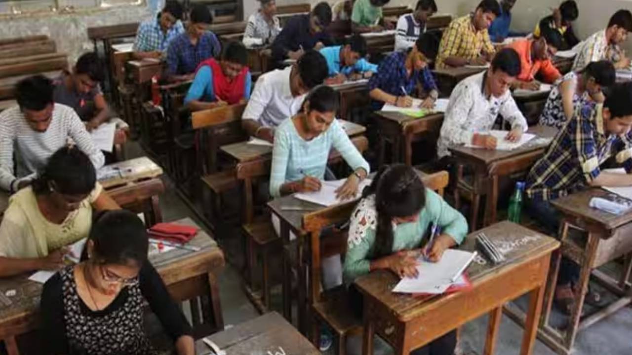 AP 10th Students : ఏపీలోని టెన్త్ విద్యార్థులకు అలర్ట్.. పరీక్షల షెడ్యూల్‌లో స్వల్ప మార్పులు..