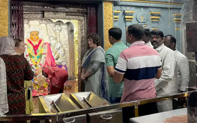 Pawan Kalyan Wife Anna Lezhneva Visits Warangal Bhadrakali Temple