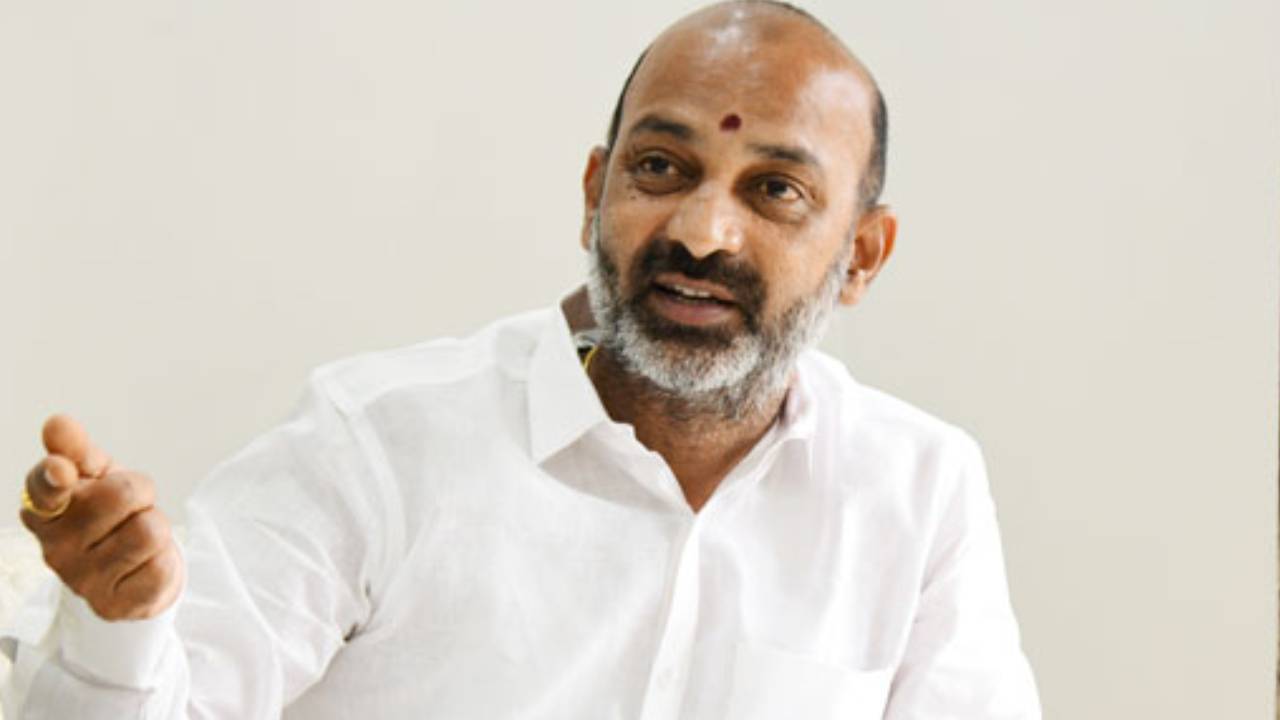 Bandi Sanjay : ఆ రెండు పార్టీల అరాచకాలను అడ్డుకోవడానికి సిద్ధంకండి.. బీజేపీ శ్రేణులకు బండి సంజయ్ పిలుపు