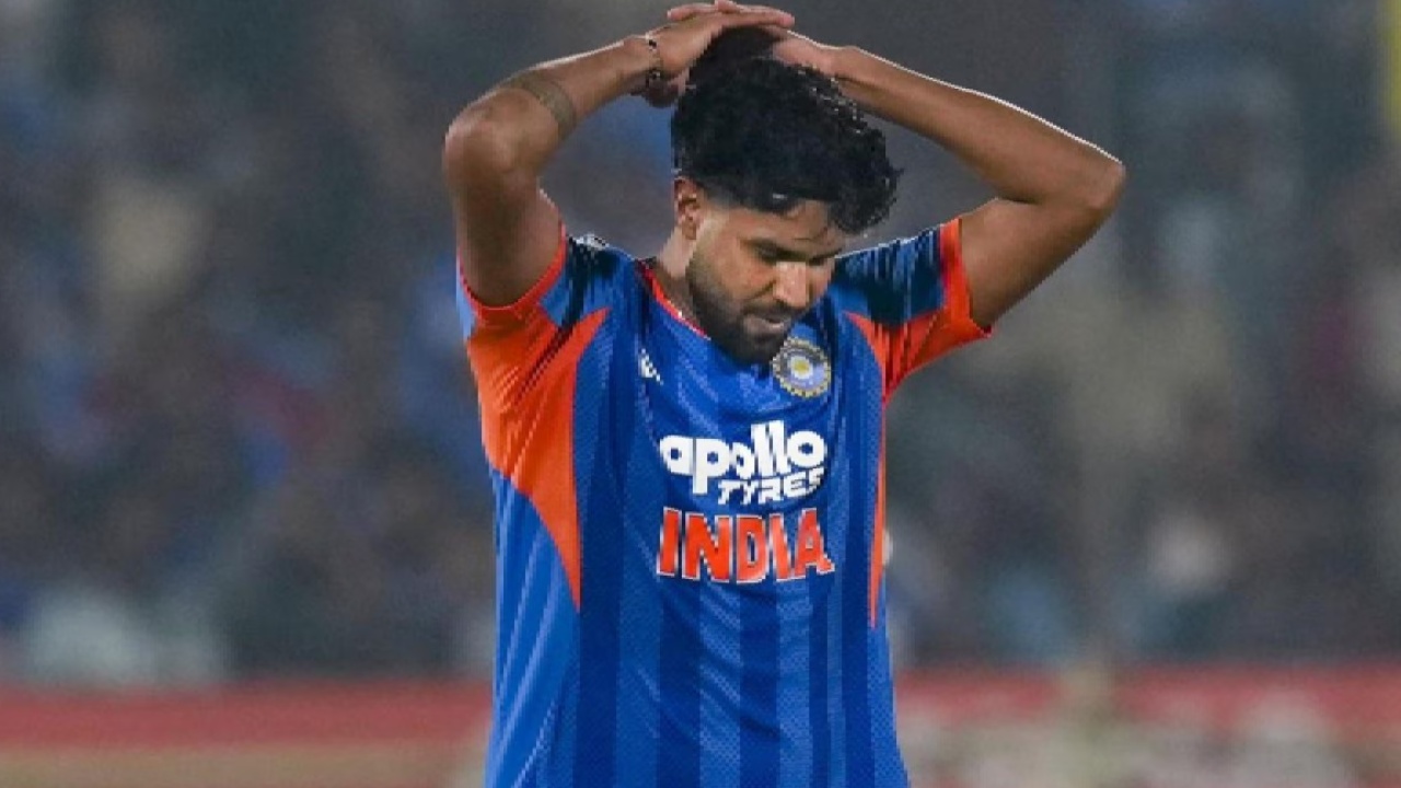 T20 World Cup 2026 : టీ20 ప్ర‌పంచ‌క‌ప్ ముందు టీమ్ఇండియాకు భారీ షాక్.. స్టార్ పేస‌ర్‌కు గాయం..!