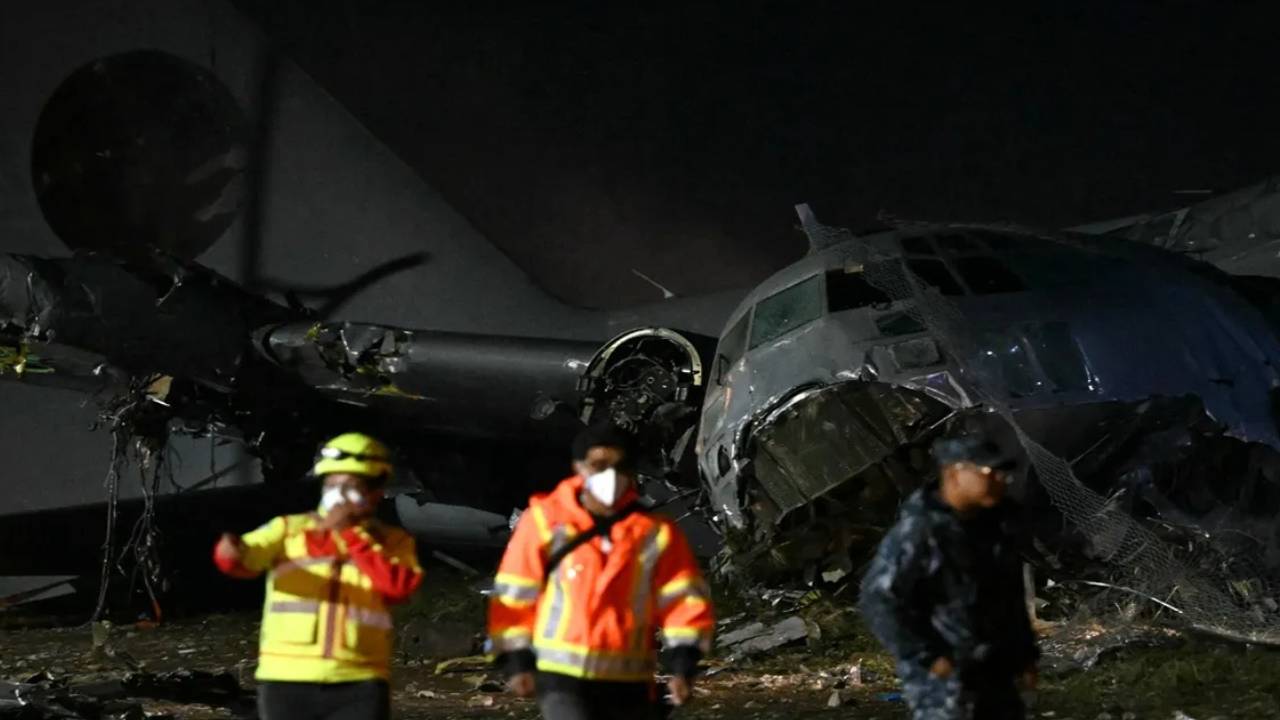 Bolivia Plane Crash : కరెన్సీ నోట్లు తరలిస్తుండగా కుప్పకూలిన విమానం.. వీడియో వైరల్.. 15మంది మృతి.. చెల్లాచెదురుగా పడిపోయిన నోట్లు..