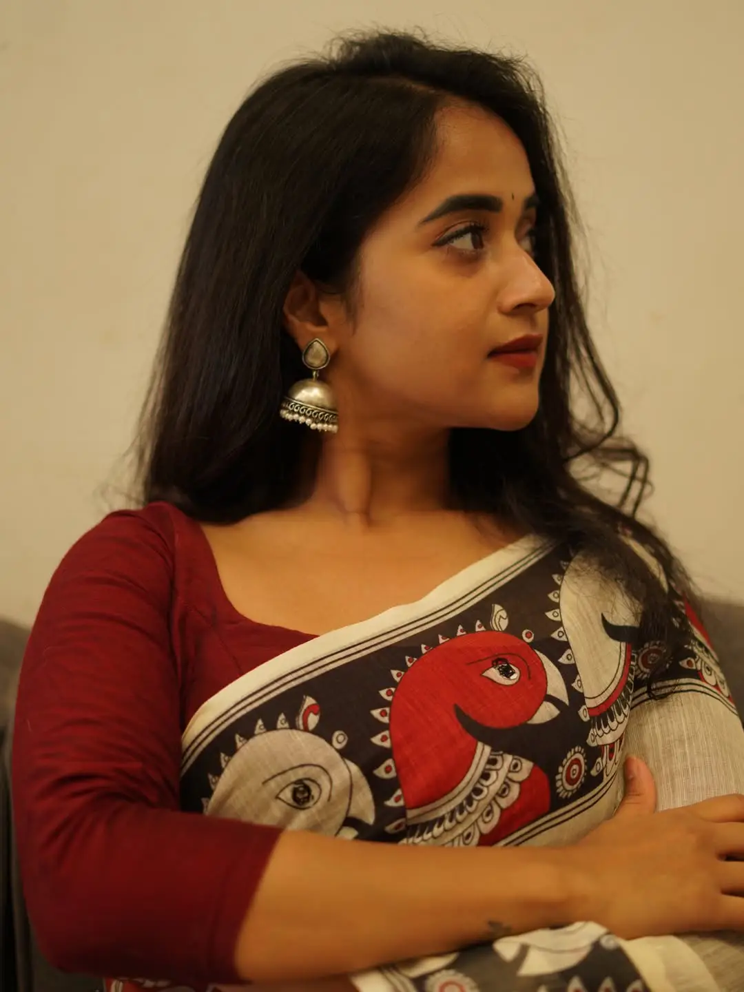 Deepthi Sunaina with Pet Dog photo viral (1)