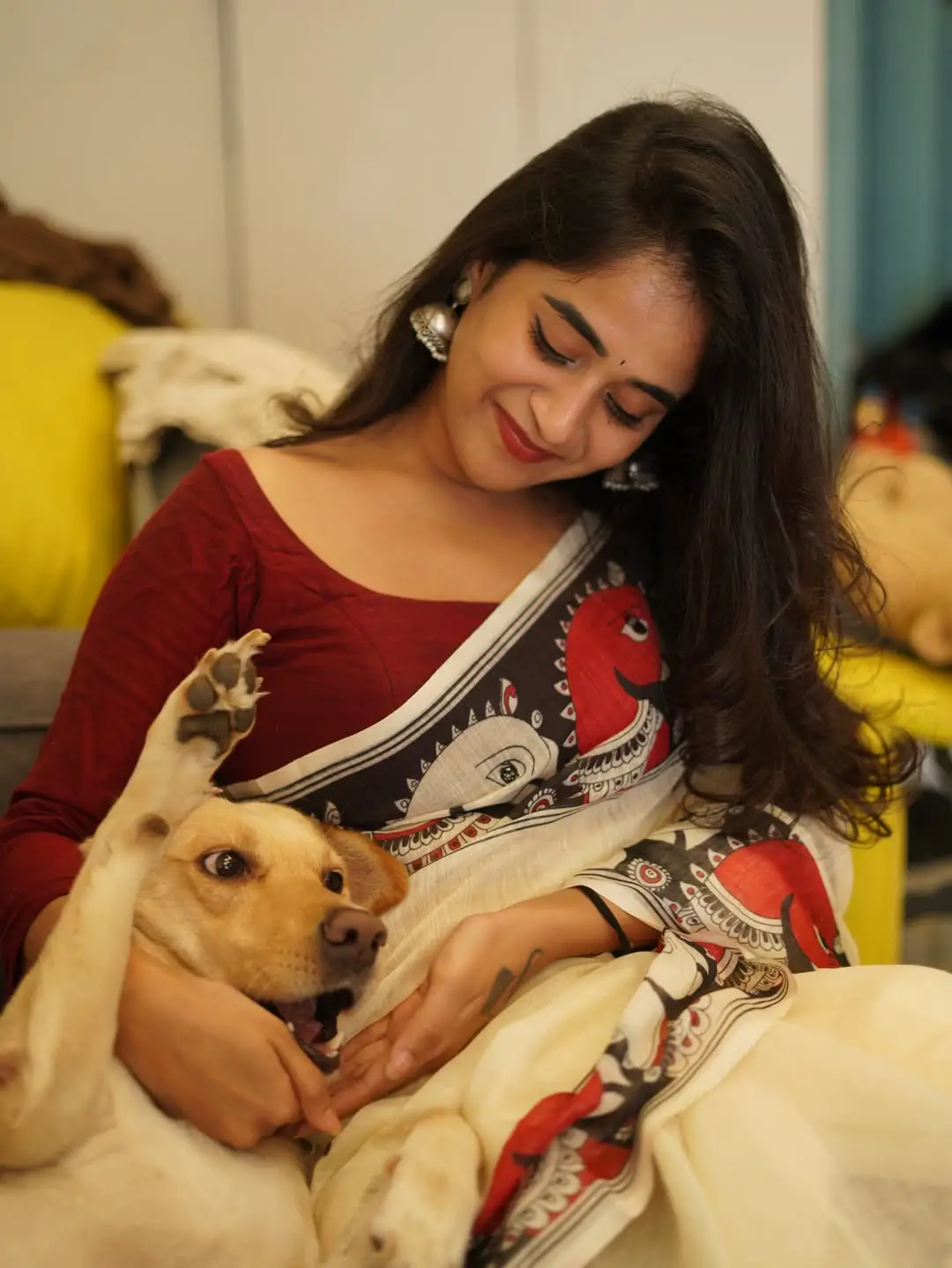 Deepthi Sunaina with Pet Dog photo viral (1)