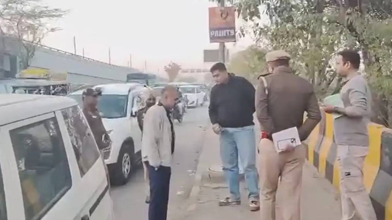 Delhi : ఫ్లైఓవర్‌పై ఆగిఉన్న కారు.. అందులో మూడు మృతదేహాలు.. పోలీసుల ఎంట్రీతో.. అసలేం జరిగిందంటే?